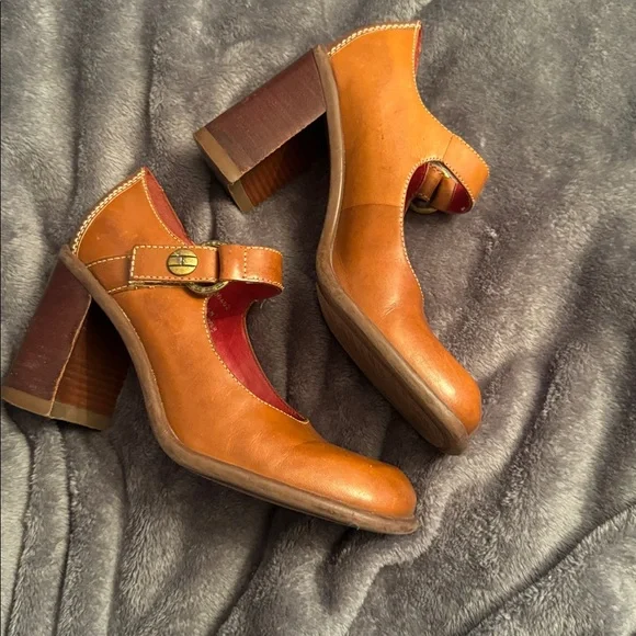 Tommy Hilfiger leather Mary Jane pumps. - Picture 3 of 7